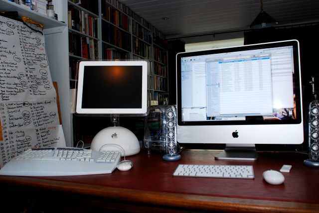 Two glorious Apple iMacs